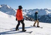 женщина и мужчина со сноубордами в горах