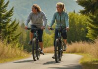 мужчина и женщина в ветровках едут на велосипедах